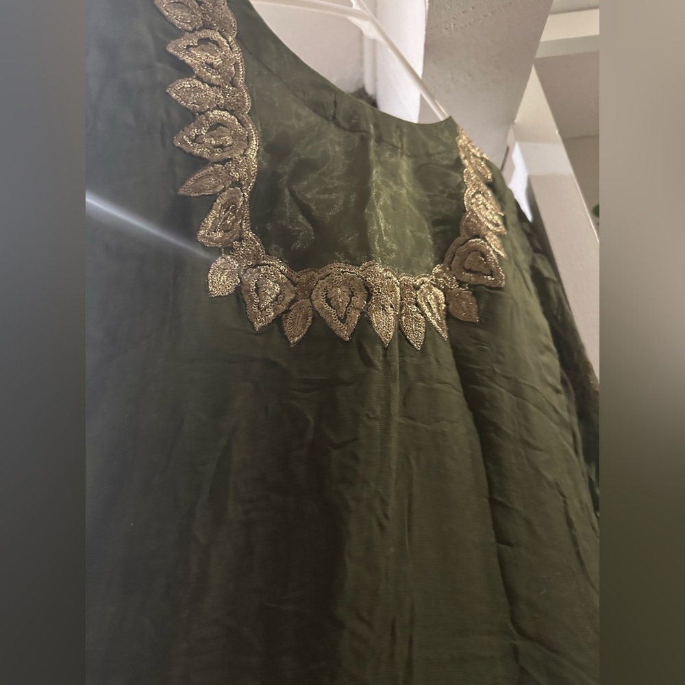 Pakistani formal 3 piece Green & Gold Embroidered Suit - Size S. - Picture 10 of 13
